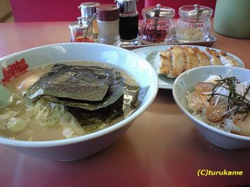 豚骨塩ラーメン・餃子・チャーシュー丼